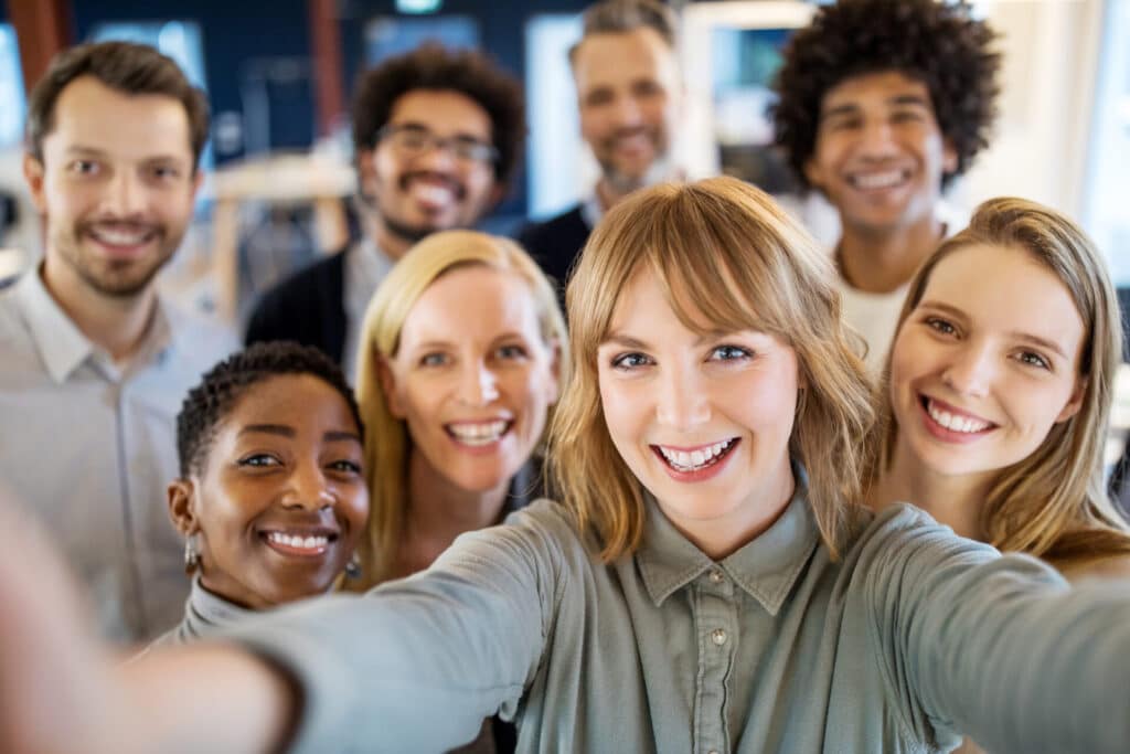 Diverse Gruppe junger Geschäftsleute machen ein Selfie.