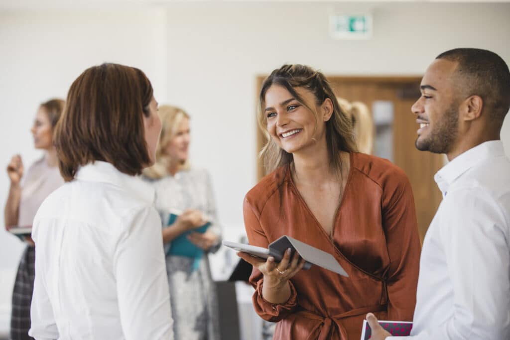 Junge Geschäftsleute nehmen an einer Soft-Skills-Schulung teil.