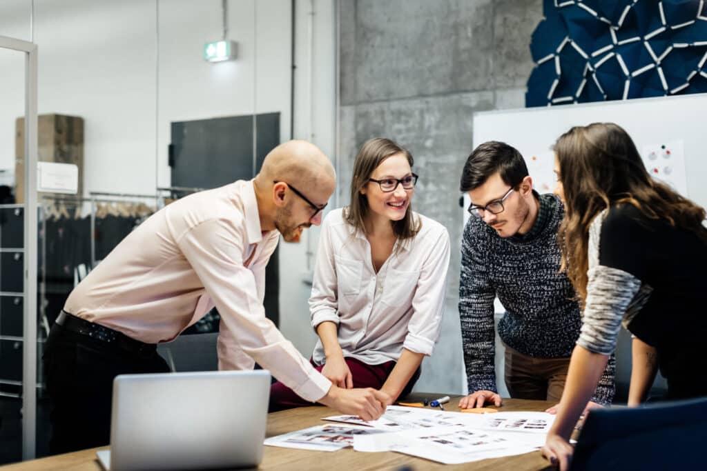 Junge Geschäftsleute besprechen ein Projekt in einem Meeting.