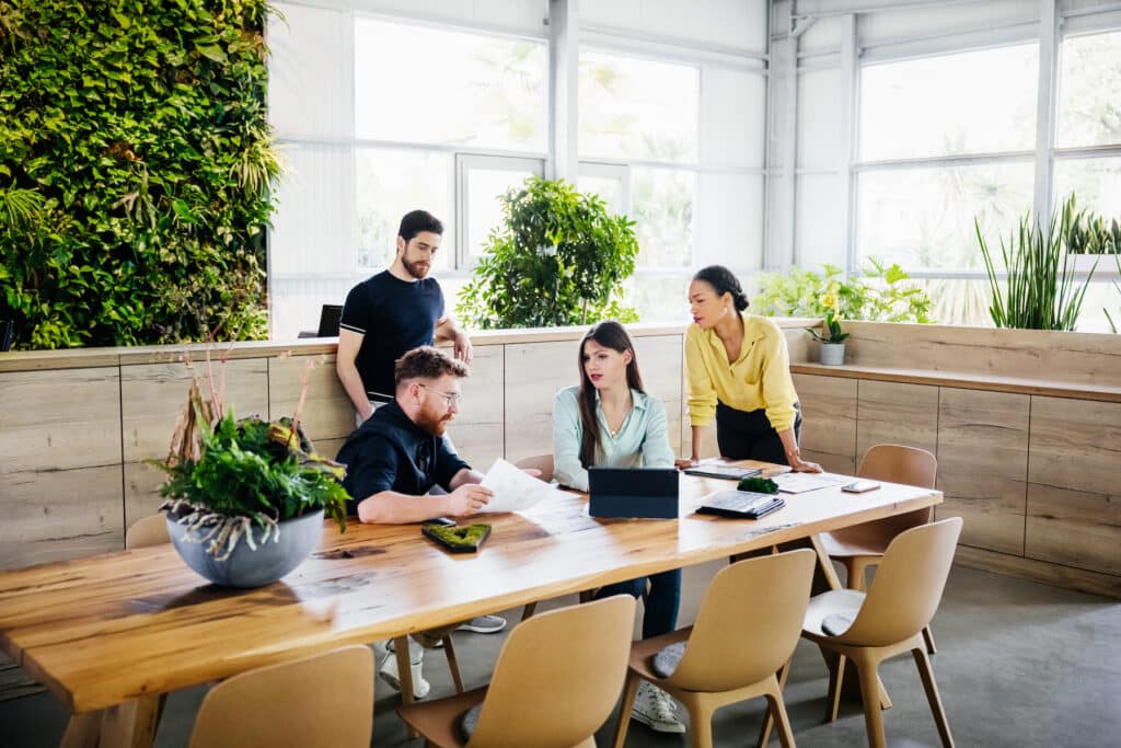 Junge Geschäftsleute unterhalten sich in einem Meeting.