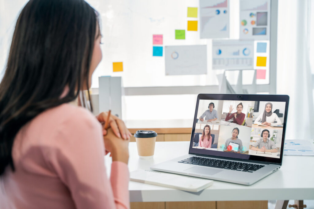 Junge Frau hält ein Online-Meeting auf ihrem Laptop.