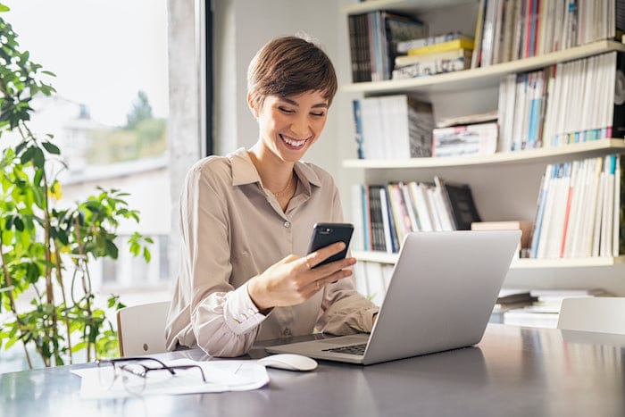 Employee using several devices to learn in the workplace