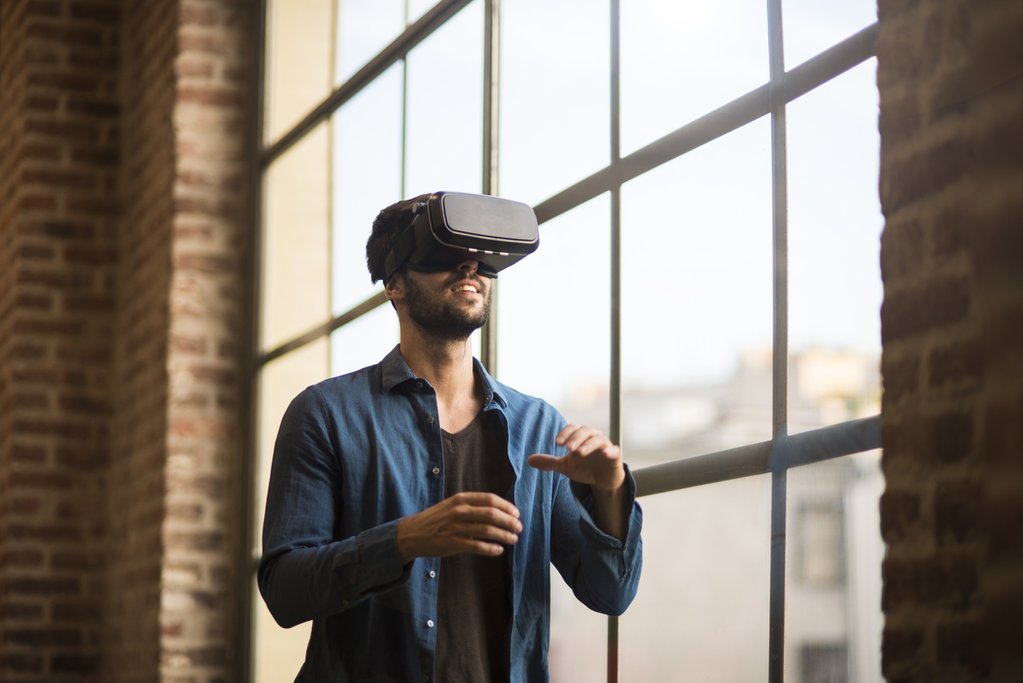 Ein Mann probiert den E-Learning-Trend Virtual-Reality-Training aus.