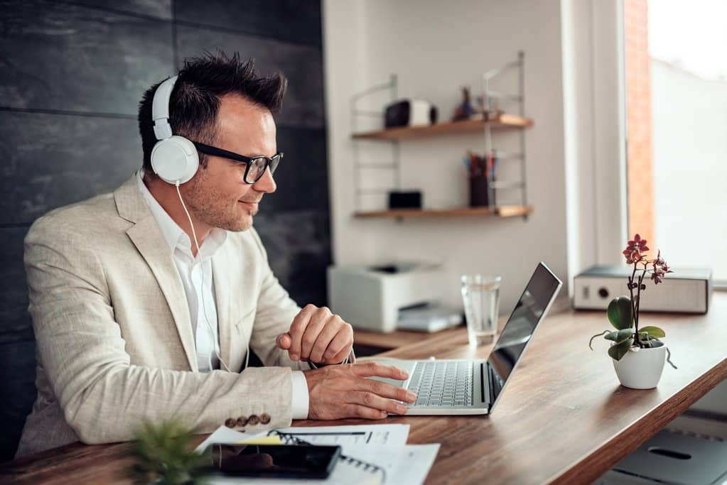 Geschäftsmann arbeitet an seinem Laptop.