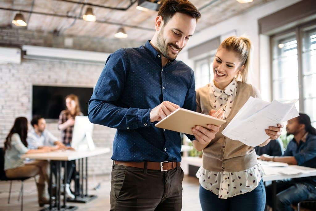 persone interagiscono al lavoro in modalità blended learning