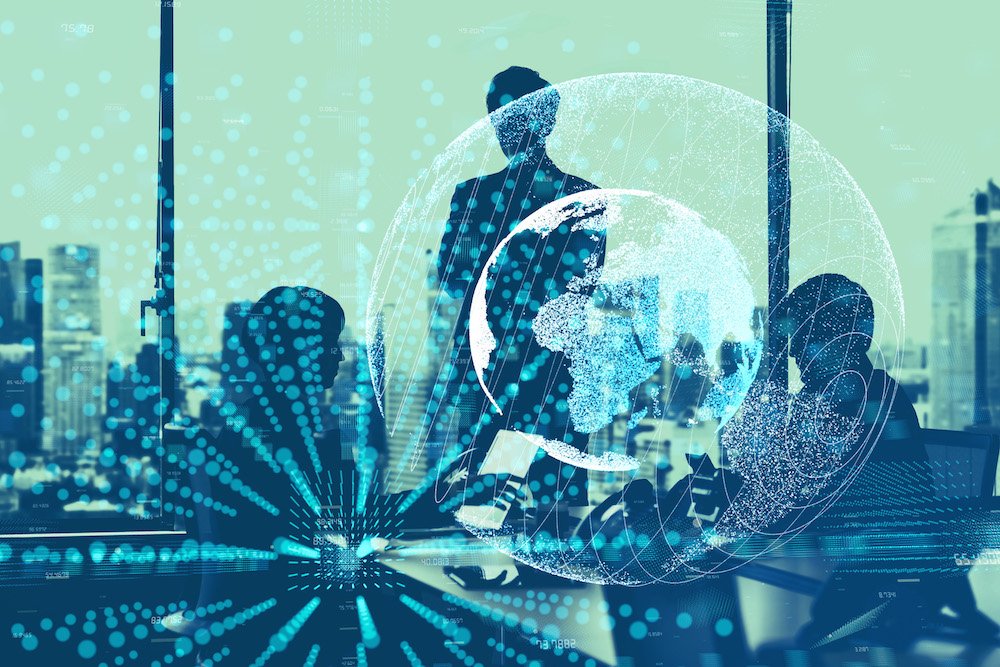 Collage mit einem Globus auf einem Foto mit drei Geschäftsleuten; als Symbol für die digitale Transformation.
