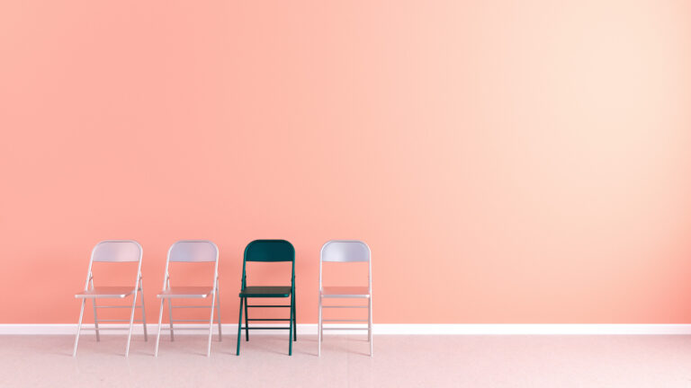 soft skills più richieste per trovare personale sedie sala di attesa di colloquio con sedia verde che si differenzia dalle altre