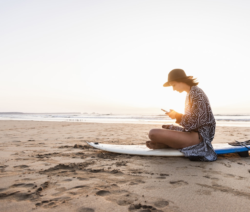 motivazione allo studio ragazza che guarda telefono in spiaggia