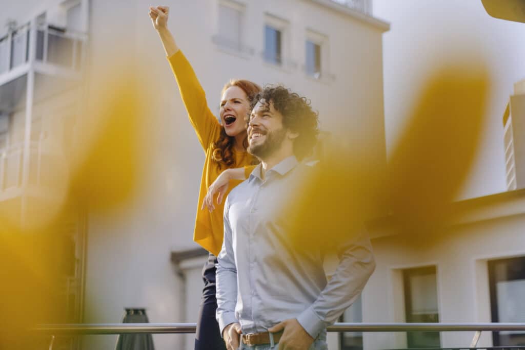 Impiegati felici su una terrazza