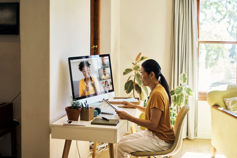 Woman using her computer to learn how to better communicate interculturally